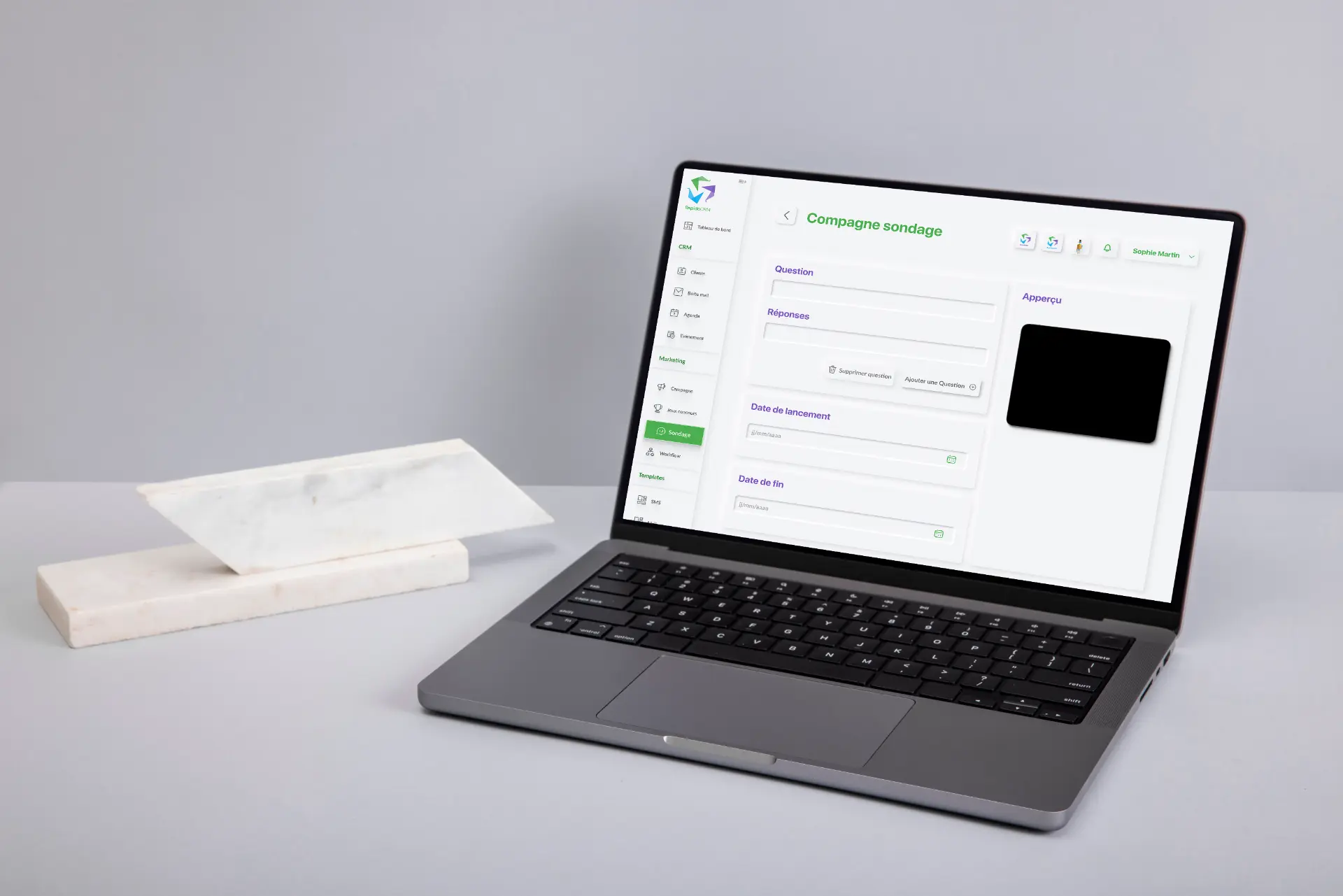 Création d'un sondage dans RapidoCRM : questions, réponses, dates de lancement et de fin, aperçu.