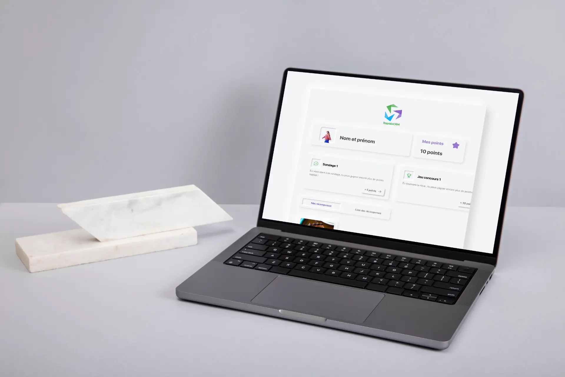 Espace fidélité côté client de RapidoCRM : points, sondage et jeu concours.